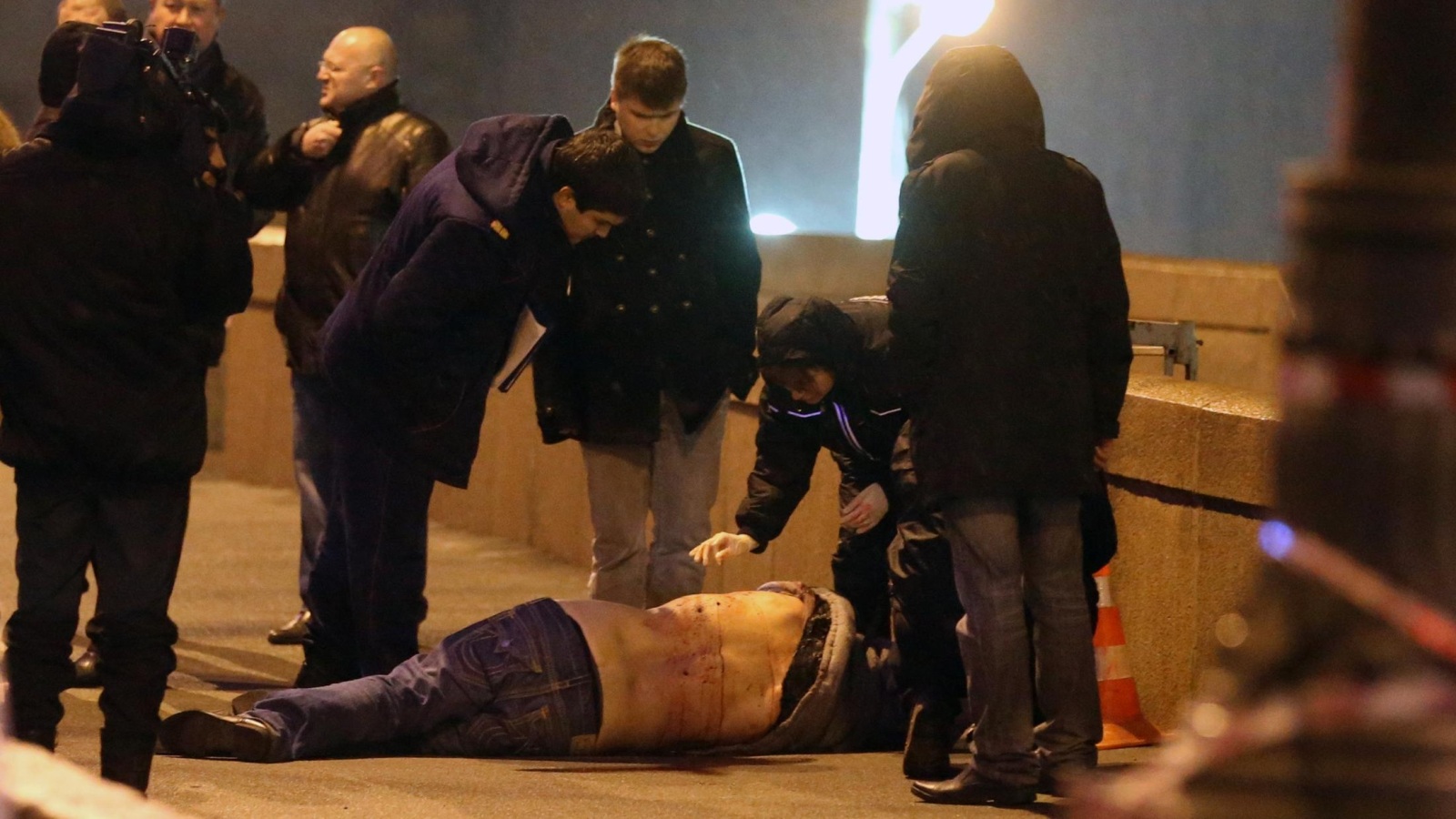 الشرطة الروسية قرب جثة المعارض الروسي الذي اغتيل بأربع رصاصات