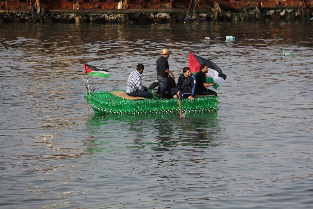 مركب بزجاجات بلاستيكية