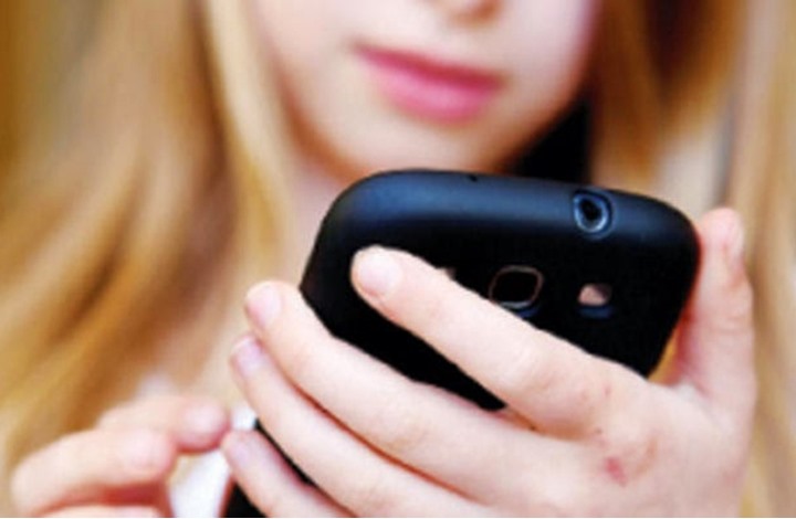 دراسة..الإناث يمضين وقتا أكثر على الهاتف