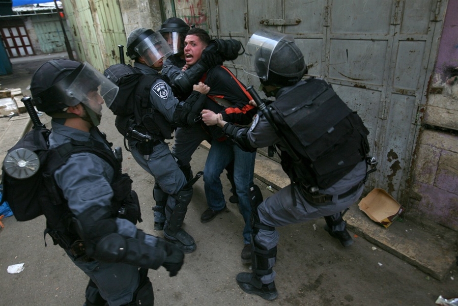 قوات الاحتلال تعتدي على شاب بالخليل (الأرشيف)