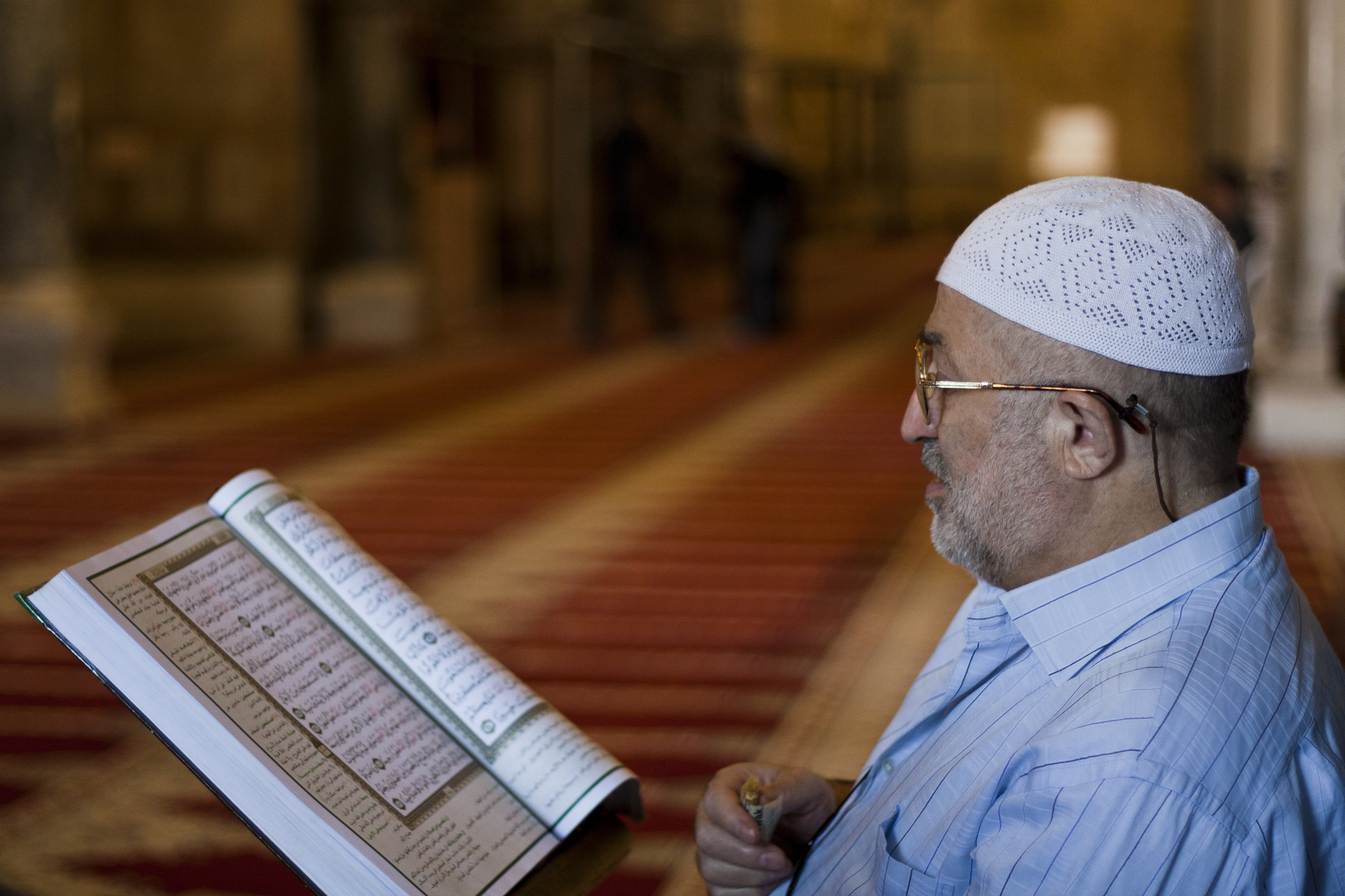 Palestinian_Muslim_reading_The_Holy_Qur&#039;an_in_Al-Aqsa_mosque