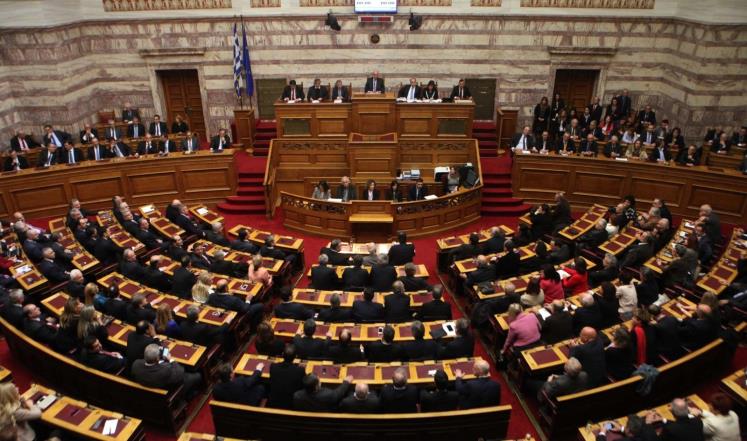 البرلمان اليوناني أقرّ القانون لإنقاذ الوضع المالي للحكومة المثقلة بديونها