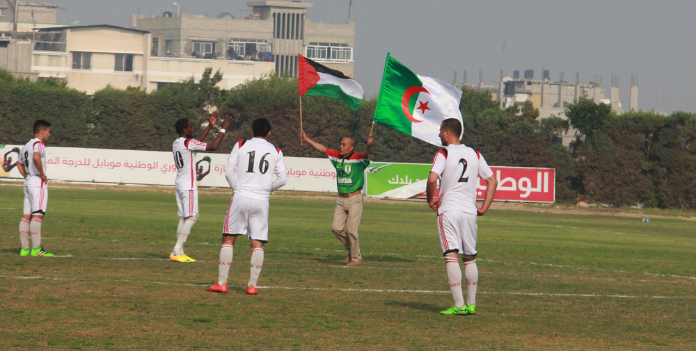 علم الجزائر بملعب اليرموك