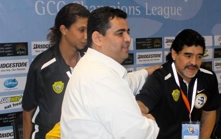 هنية الإبن يصافح مارادونا