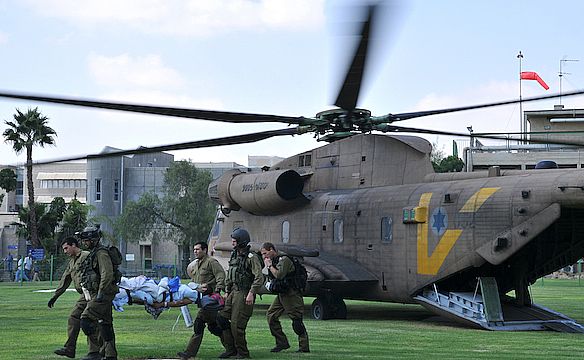 الاحتلال ينقل جندي مصاب(الأرشيف)