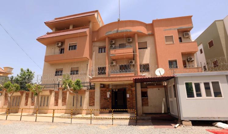 مقر القنصلية التونسية بطرابلس التي خطف منها مسلحون عشرة موظفين وتجري المفاوضات لمبادلتهم بالمعتقل الليبي وليد القليب