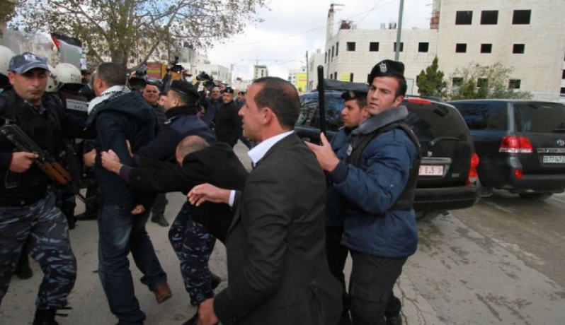 أجهزة السلطة تعتدي على مسيرة بالضفة