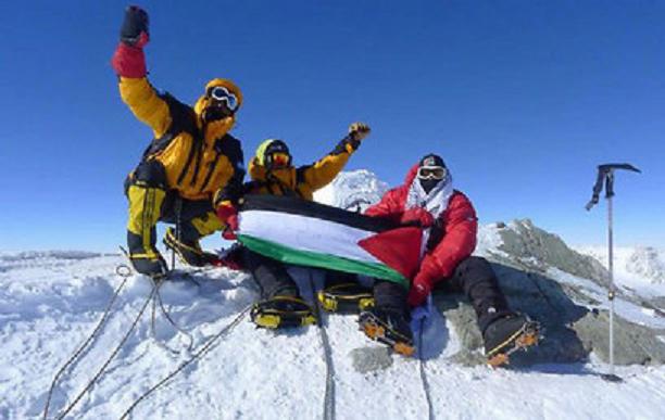 رفع علم فلسطين على قمة جبل افرست