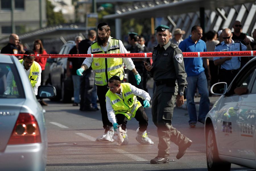 اصابة جندي اسرائيلي بعملية طعن وانسحاب المنفذ بعد الاستيلاء على سلاحه