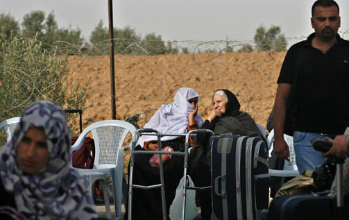 فلسطينيون ينتظرون السفر عبر معبر رفح (أرشيفية)