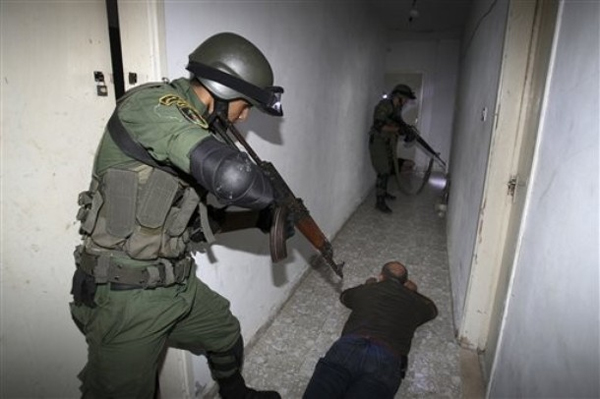 أمن عباس خلال اقتحامه بعض البيوت