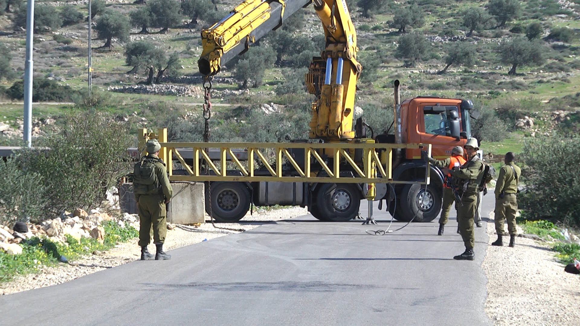 جيش الاحتلال يحاصر احدى المدن الفلسطينية