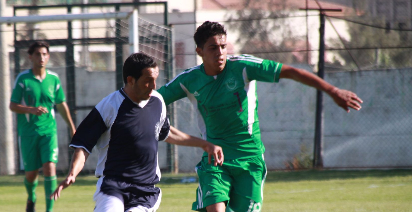 محمد وادي لاعب اتحاد الشجاعية يمينا