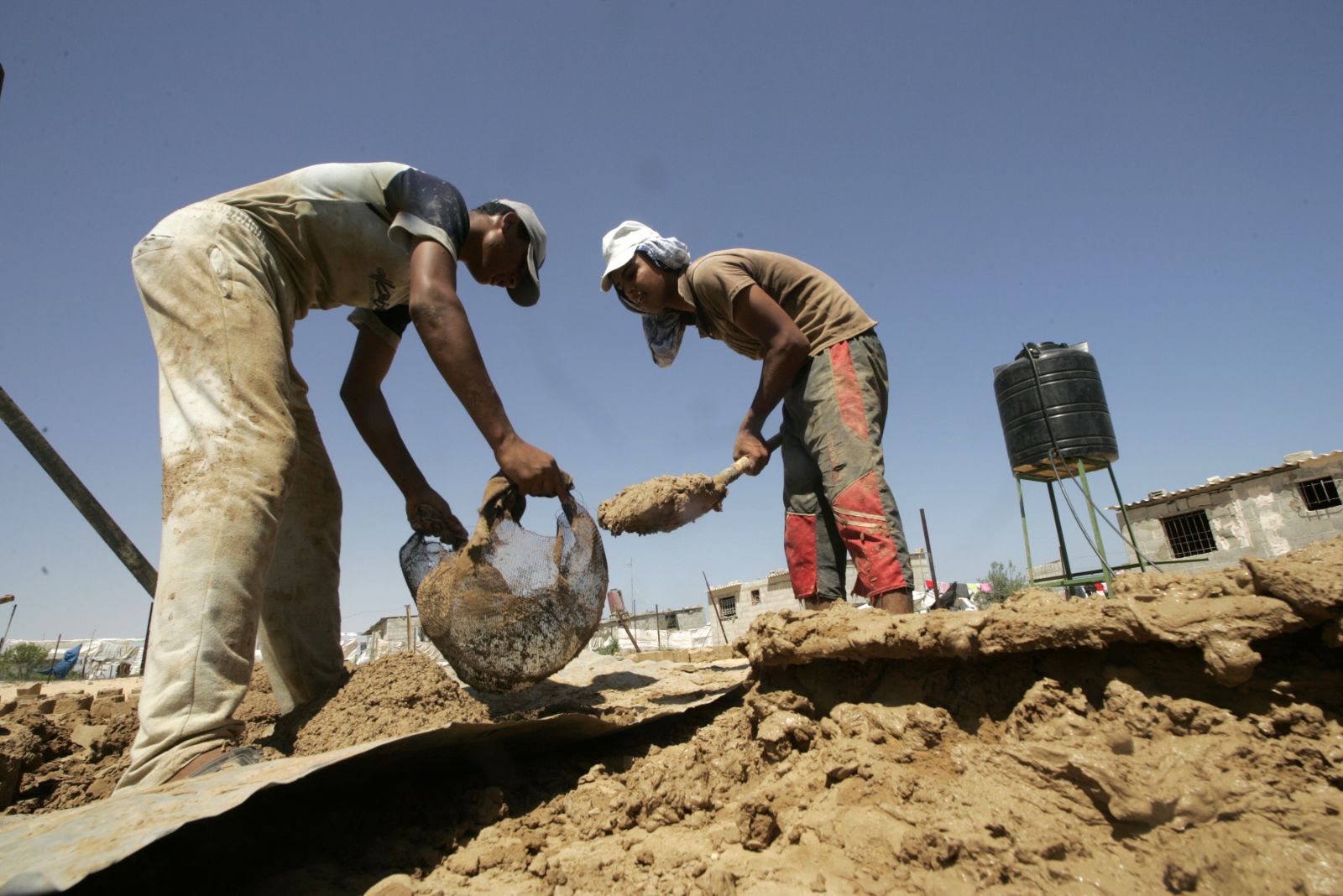 عمال في غزة