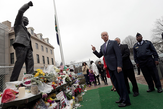 جو بايدن نائب الرئيس الامريكي يزور النصب التذكاري لمنديلا