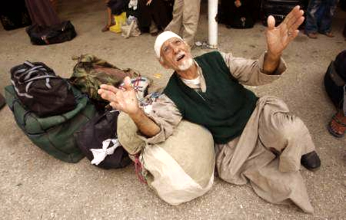 احد العالقين على معبر رفح (أرشيف)