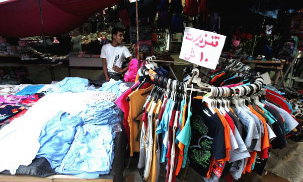 أحد البسطات العشوائية للملابس (الأرشيف)