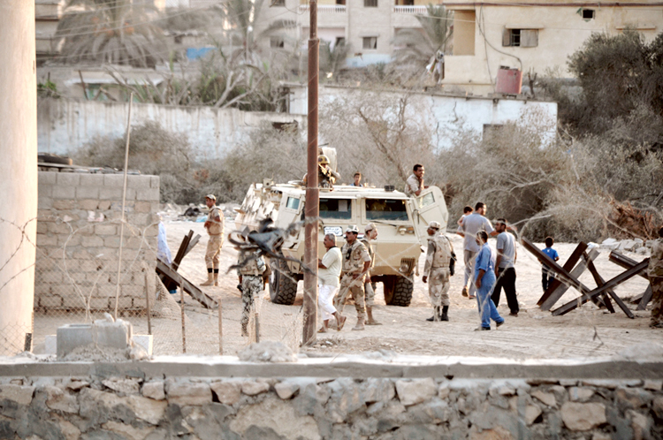 الجيش المصري يداهم منازل رفح المصرية  (أرشيف)