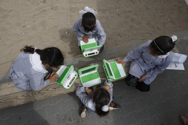 أجهزة منه في مدارس الأونروا بغزة