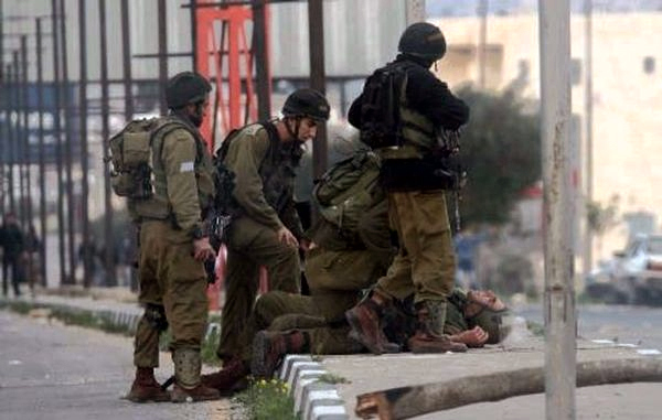 جندي اسرائيلي ملقاء على الأرض (أرشيف)