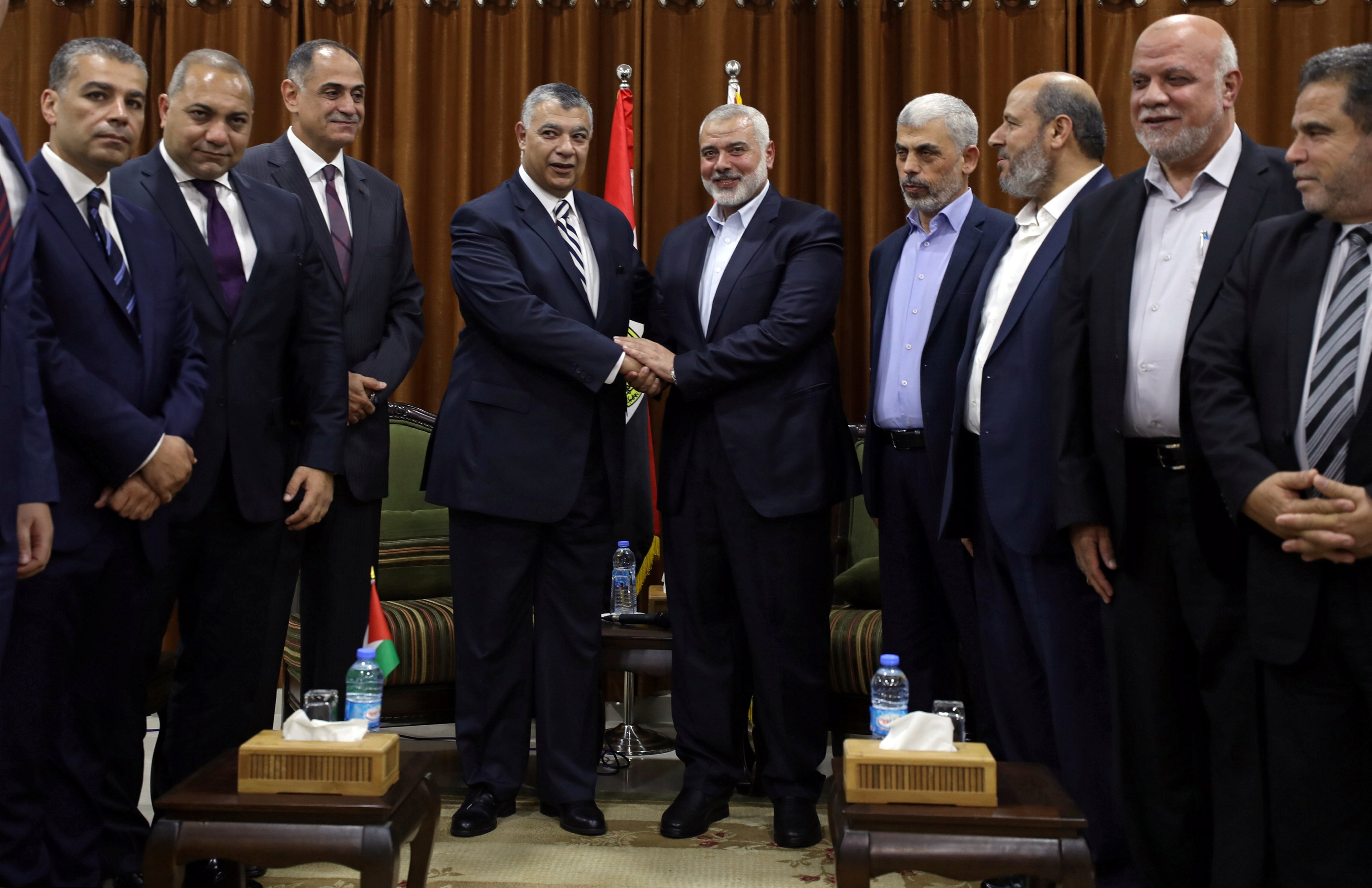 صورة للقاء رئيس المكتب السياسي لحركة حماس مع وزير المخابرات المصرية خالد فوزي 