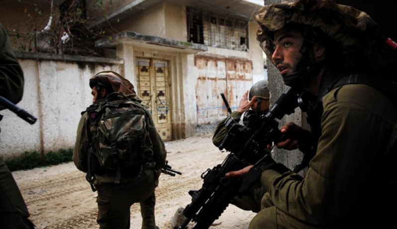 الاحتلال ينكل بسكان أحد منازل بيت أمر بالخليل