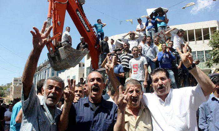 احتجاجات على قرار رفع الأسعار بالضفة