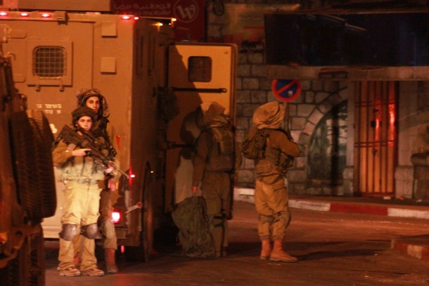 الاحتلال يعتقل العشرات من المواطنين الليلة الماضية 