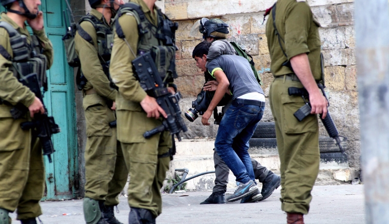 الاحتلال يعتقل شاب فلسطيني (الأرشيف)