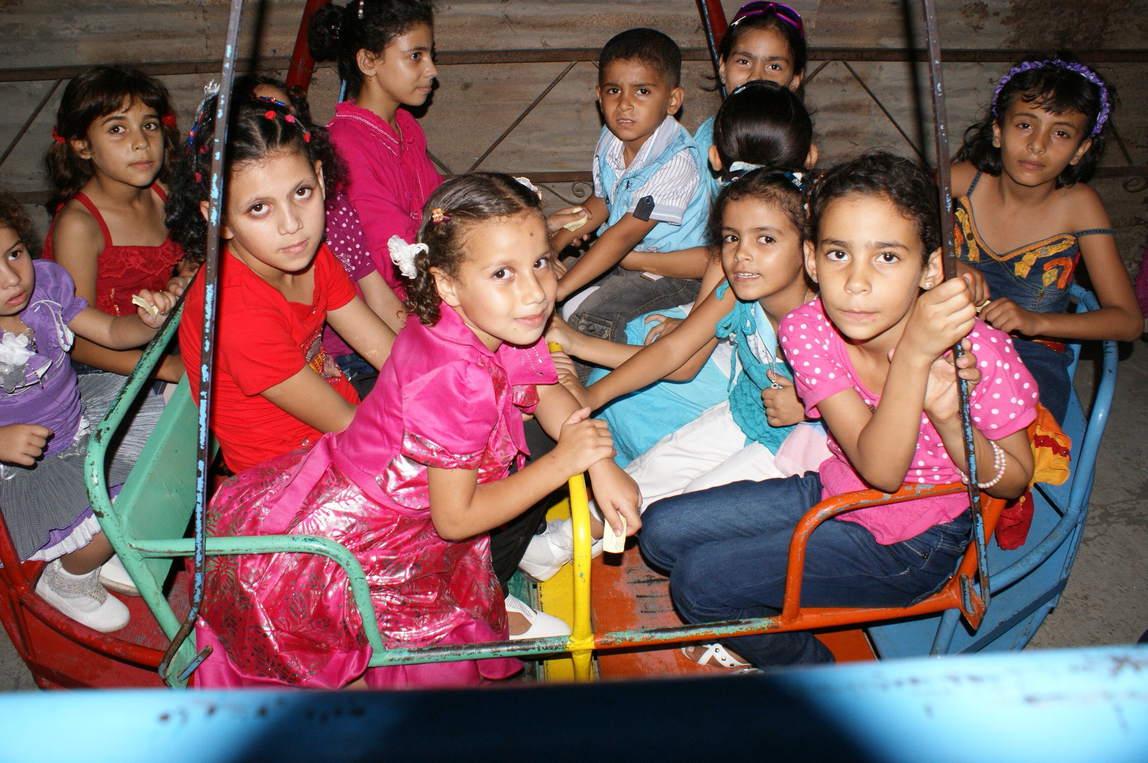 الأطفال الفلسطينيون على المراجيح في العيد 