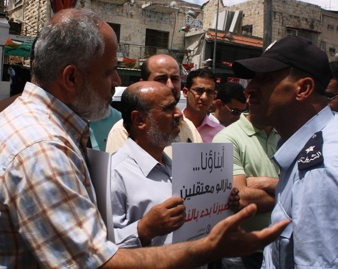 احد افراد الامن بتجادل مع المعتصمين - ارشيفية