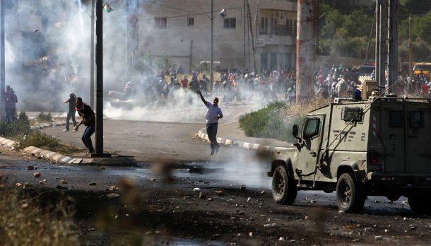 مواجهات بين الشباب الفلسطينين وجنود الإحتلال (أرشيفية)