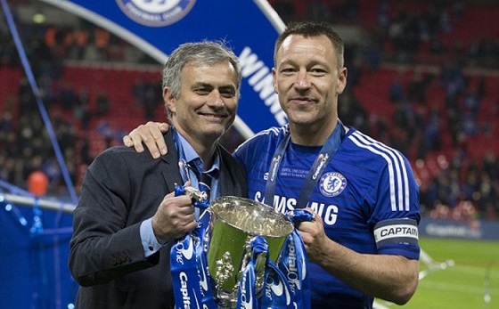 مورينيو يسارا وبجانبه تيري