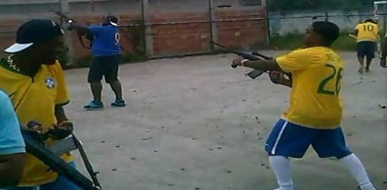 لاعبو الفريق البرازيلي يطلقون النار احتفالا بالفوز