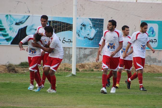 فرحة لاعبي الاستقلال بهدف موسى السطري