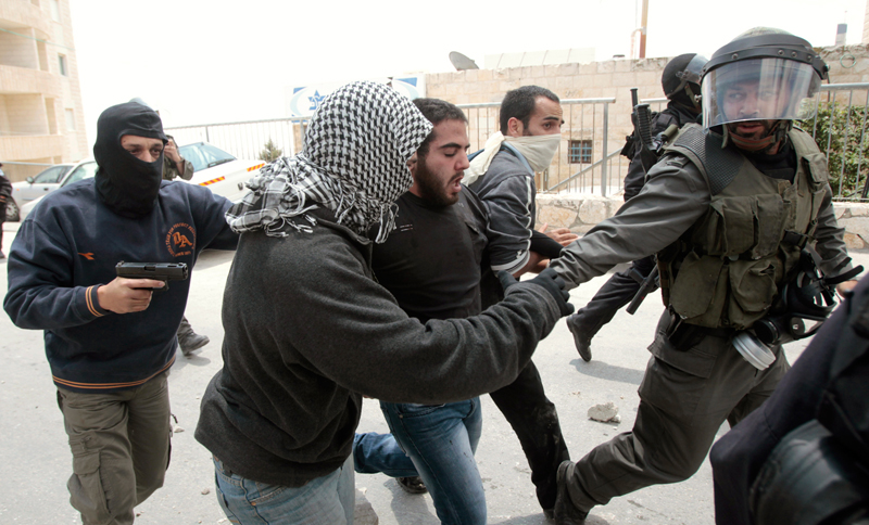 قوات الاحتلال تعتقل شاب فلسطيني(أرشيف)