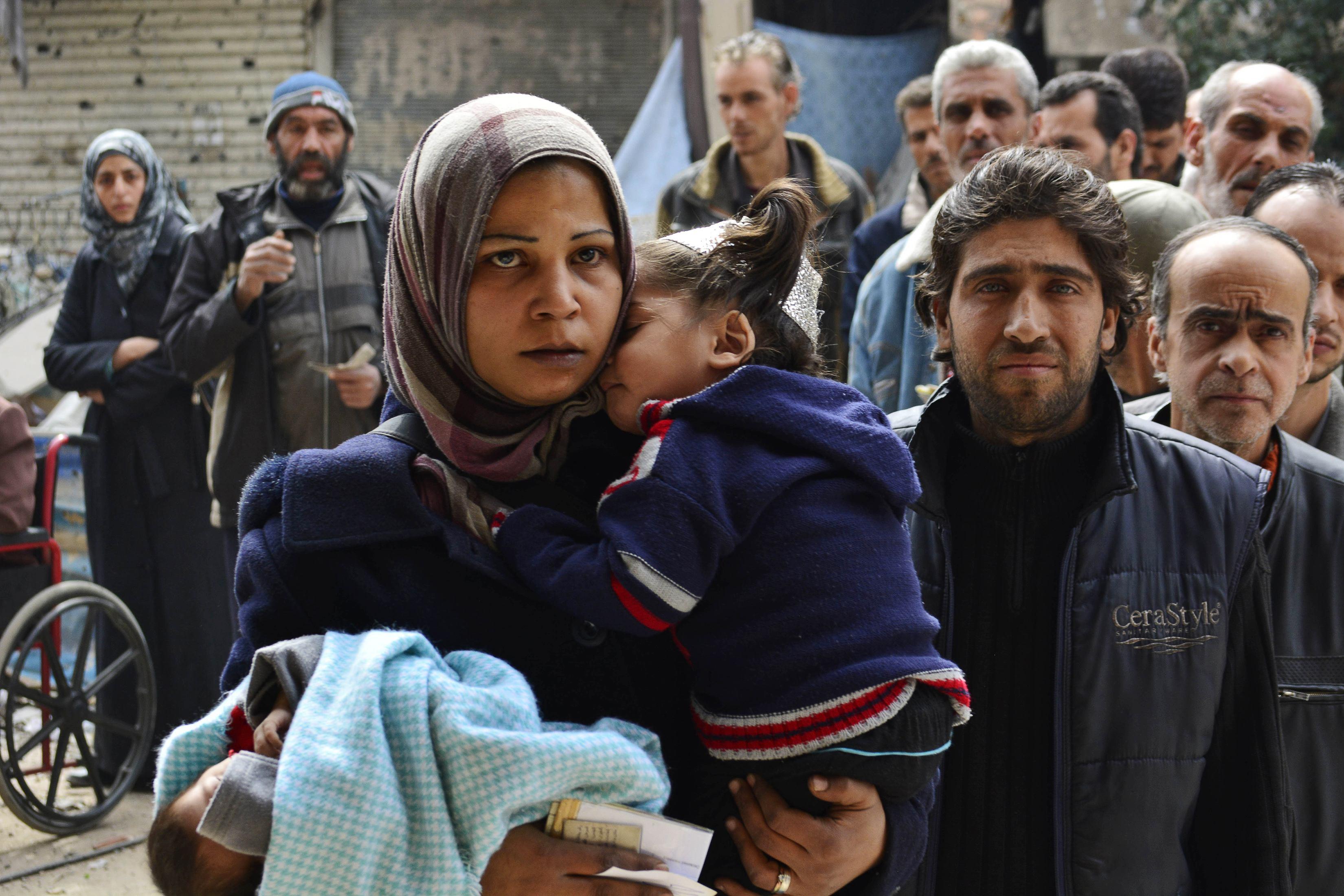 صورة للاجئين الفلسطينيين في مخيم اليرموك بعد تعرضهم للقصف من قبل داعش وقوات النظام 