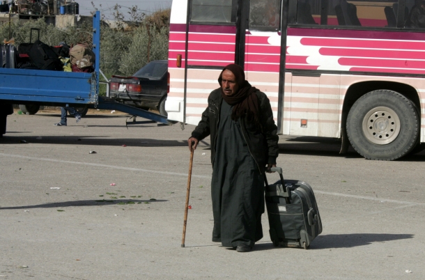 مواطن بالقرب من معبر رفح البري (الأرشيف)