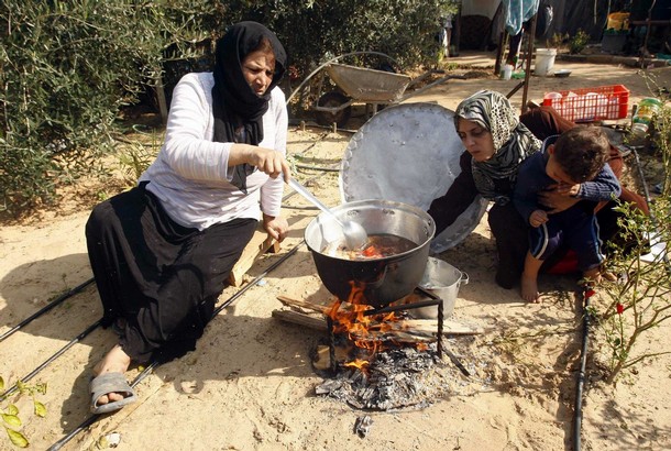 مواطنة تطبخ على الحطب في غزة