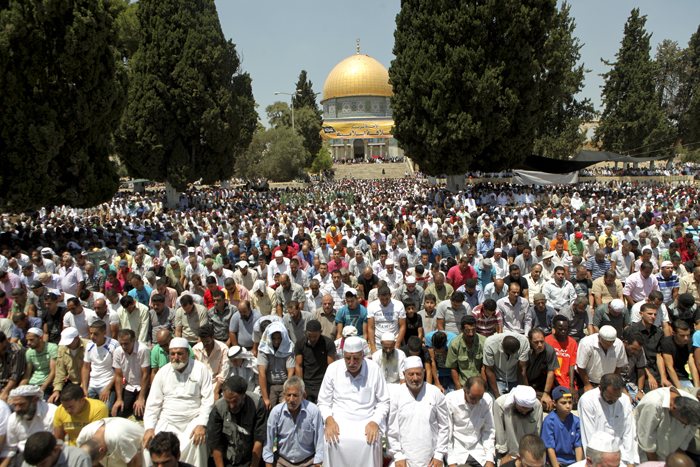 مئات آلاف المصلين بالمسجد الأقصى