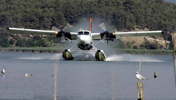 اصطدام مروحية بطائرة مائية 