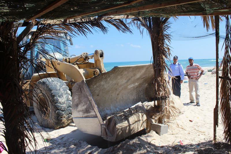 بلدية رفح تزيل التعديات على شاطئ بحر المدينة