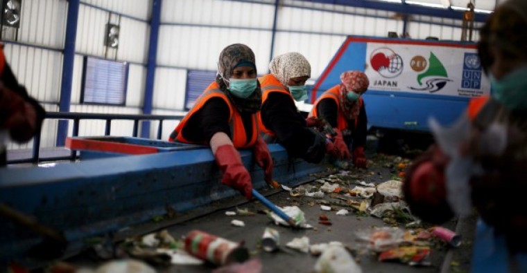 تدوير نفايات بغزة (الأرشيف)