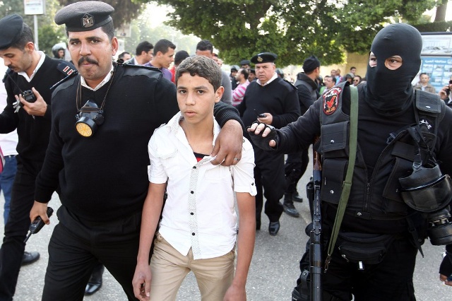 اعتقال الشرطة المصرية لأحد الأطفال