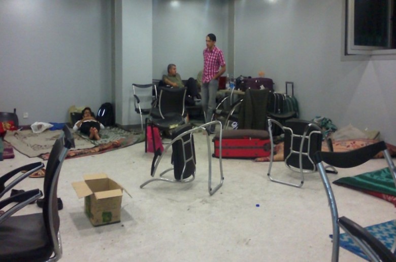 الشوبكي يوضح قضية المحتجزين في مطار القاهرة