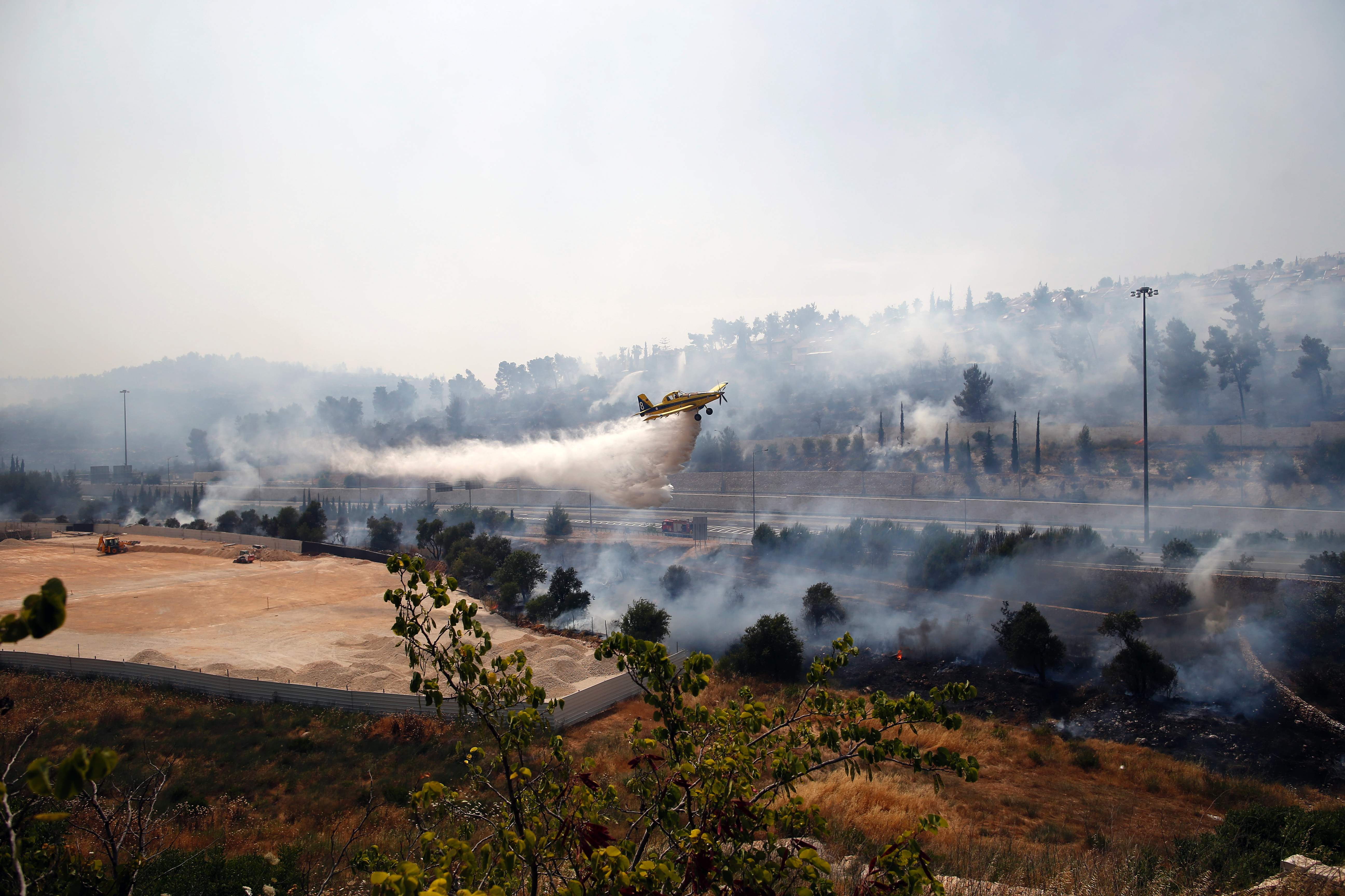 محاولة إخماد الحرائق بالطائرات