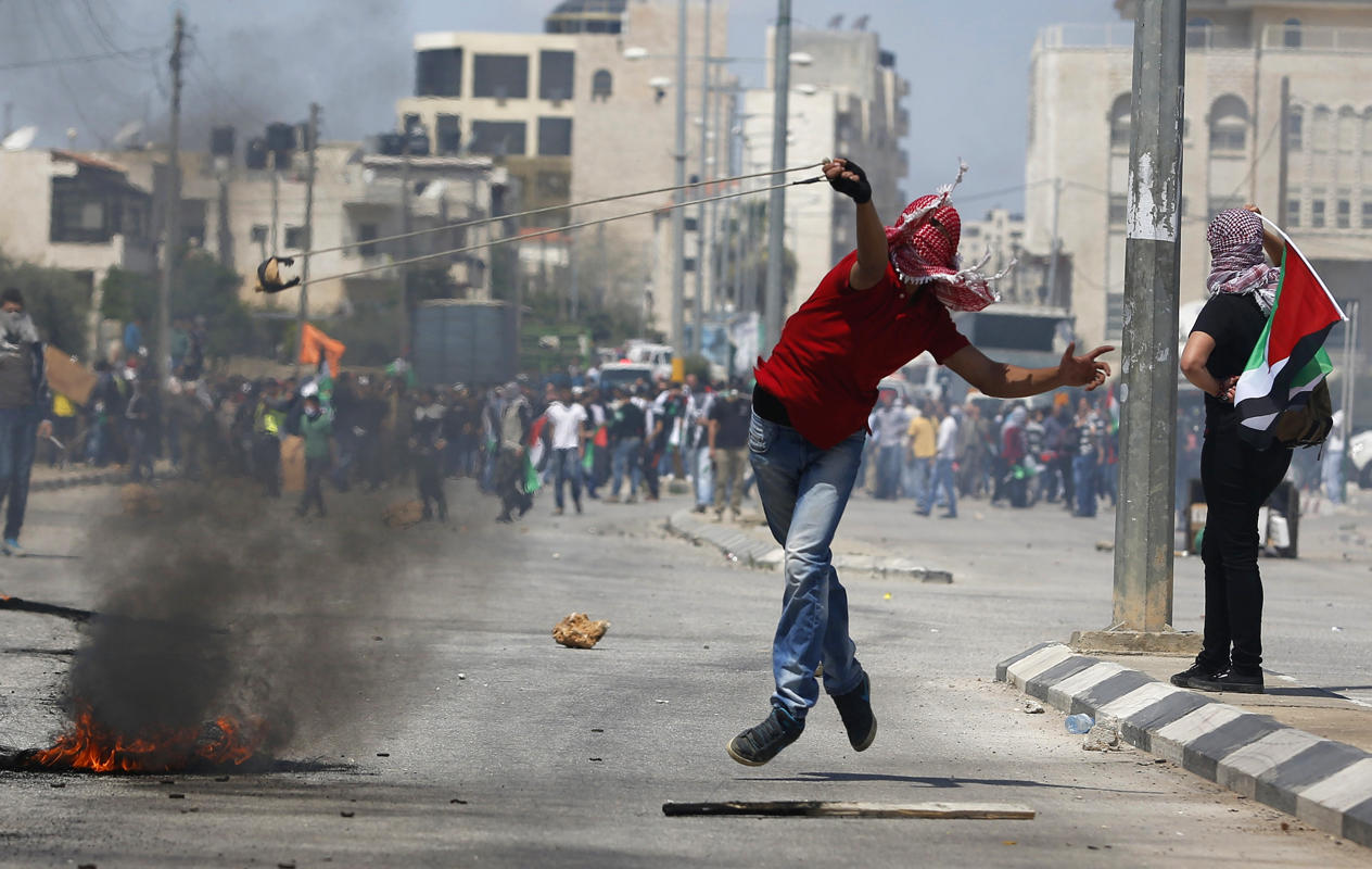 شاب فلسطيني في المواجهات مع الاحتلال