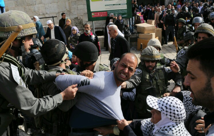 قوات الاحتلال تعتقل شاب (الأرشيف)