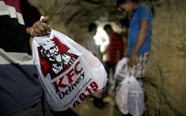 إيصال وجبات KFC عبر أحد الأنفاق إلى غزة