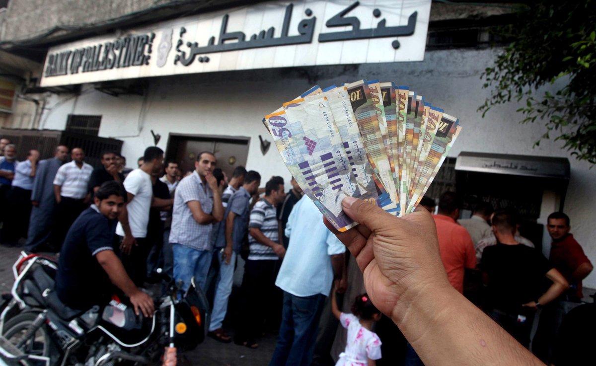 موظفون يتقاضون رواتبهم (الأرشيف)